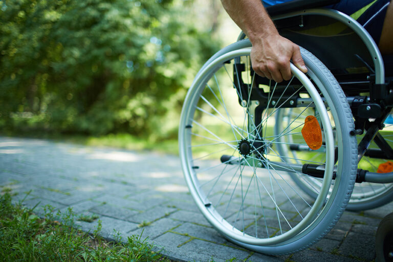 Męzczyzna na wózku inwalidzkim po udarze ma rehabilitacje